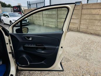 RENAULT CAPTUR 1.5 dCi ENERGY Signature Nav SUV 5dr Diesel Auto Euro 6 (s/s) (9