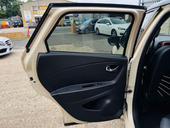 RENAULT CAPTUR 1.5 dCi ENERGY Signature Nav SUV 5dr Diesel Auto Euro 6 (s/s) (9