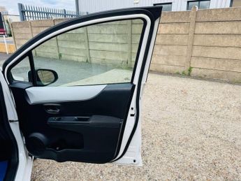 TOYOTA YARIS 1.5 VVT-h T4 Hatchback 5dr Petrol Hybrid CVT Euro 5 (101 ps)