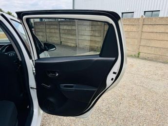 TOYOTA YARIS 1.5 VVT-h T4 Hatchback 5dr Petrol Hybrid CVT Euro 5 (101 ps)