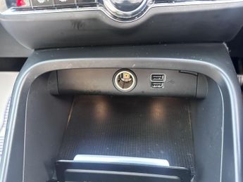 VOLVO XC40 2.0 T4 Inscription SUV 5dr Petrol Auto AWD Euro 6 (s/s) (190 ps)