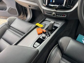 VOLVO XC60 2.0h T6 Recharge 11.6kWh R-Design SUV 5dr Petrol Plug-in Hybrid 