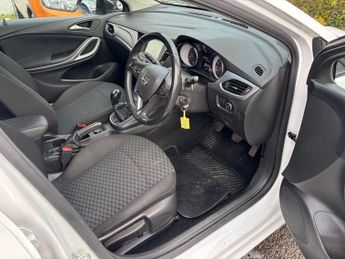 VAUXHALL ASTRA 1.5 Turbo D Business Edition Nav Hatchback 5dr Diesel Manual Eur