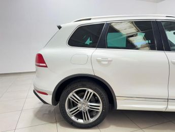 VOLKSWAGEN TOUAREG 3.0 TDI V6 BlueMotion Tech R-Line SUV 5dr Diesel Tiptronic 4WD E