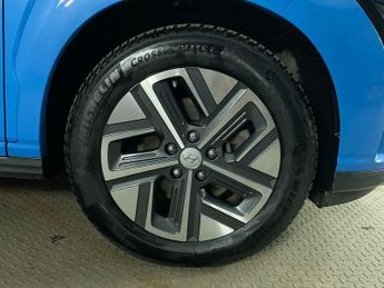 HYUNDAI KONA 64kWh Premium SUV 5dr Electric Auto (10.5kW Charger) (204 ps)