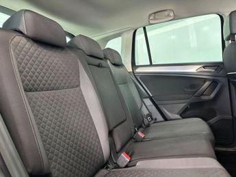 VOLKSWAGEN TIGUAN 2.0 TDI SE Navigation SUV 5dr Diesel DSG 4Motion Euro 6 (s/s) (1