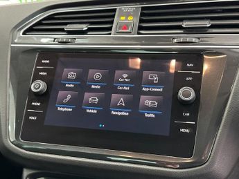 VOLKSWAGEN TIGUAN 2.0 TDI SE Navigation SUV 5dr Diesel DSG 4Motion Euro 6 (s/s) (1
