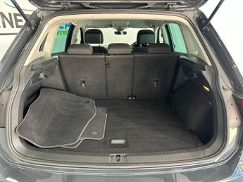 VOLKSWAGEN TIGUAN 2.0 TDI SE Navigation SUV 5dr Diesel DSG 4Motion Euro 6 (s/s) (1