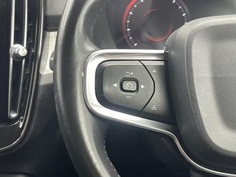 VOLVO XC40 2.0 D3 Momentum SUV 5dr Diesel Auto Euro 6 (s/s) (150 ps)
