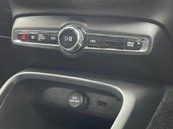 VOLVO XC40 2.0 D3 Momentum SUV 5dr Diesel Auto Euro 6 (s/s) (150 ps)