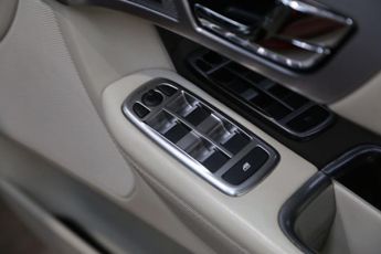 JAGUAR XF 3.0d S V6 Portfolio Saloon 4dr Diesel Auto Euro 5 (s/s) (275 ps)