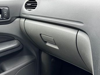 FORD FOCUS 1.6 Zetec Hatchback 5dr Moondust Silver Petrol Manual (161 g/km,
