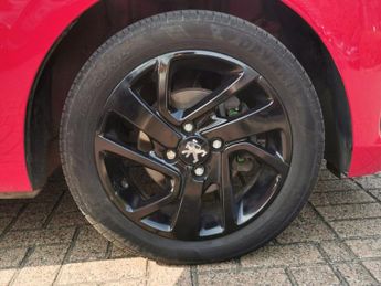 PEUGEOT 108 1.2 PureTech Allure Hatchback 5dr Petrol Manual Euro 6 (82 ps)