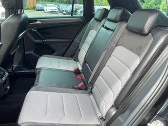 VOLKSWAGEN TIGUAN 2.0 TDI R-Line SUV 5dr Diesel DSG 4Motion Euro 6 (s/s) (150 ps)