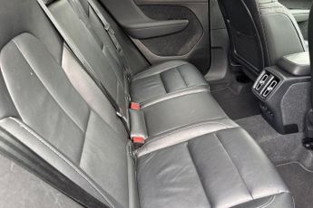VOLVO XC40 2.0 B3 MHEV Plus SUV 5dr Petrol Hybrid DCT Auto Euro 6 (s/s) (16