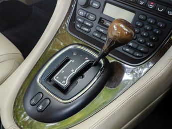 JAGUAR XJR 4.0 V8 Saloon 4dr Petrol Automatic (350 g/km, 370 bhp)