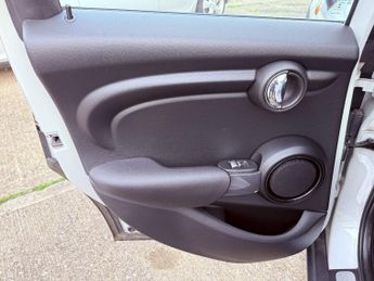MINI HATCH 1.5 Cooper Auto Euro 6 (s/s) 5dr