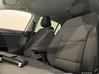 VOLKSWAGEN E-GOLF 35.8kWh e-Golf Hatchback 5dr Electric Auto (136 ps)