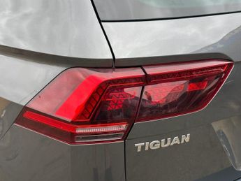 VOLKSWAGEN TIGUAN 2.0 TDI R-Line SUV 5dr Diesel DSG 4Motion Euro 6 (s/s) (150 ps)