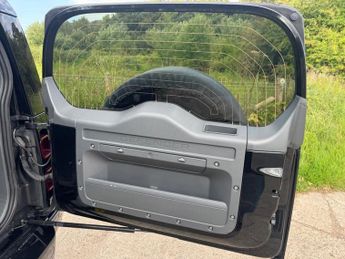 LAND ROVER DEFENDER 2.0 SD4 SE SUV 5dr Diesel Auto 4WD Euro 6 (s/s) (240 ps)