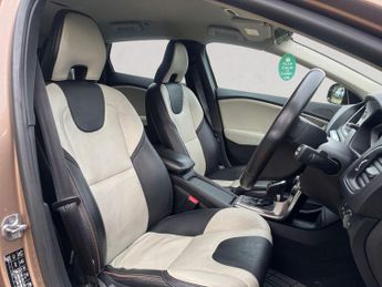 VOLVO V40 CROSS COUNTRY 1.5 T3 Pro Hatchback 5dr Petrol Auto Euro 6 (s/s) (152 ps)