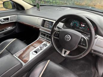 JAGUAR XF 2.2d Portfolio Sportbrake 5dr Diesel Auto Euro 5 (s/s) (200 ps)