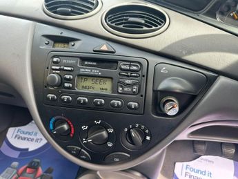 FORD FOCUS 1.8i 16v LX Hatchback 5dr Petrol Manual (sun roof) (181 g/km, 11
