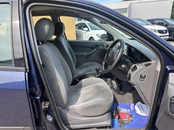 FORD FOCUS 1.8i 16v LX Hatchback 5dr Petrol Manual (sun roof) (181 g/km, 11