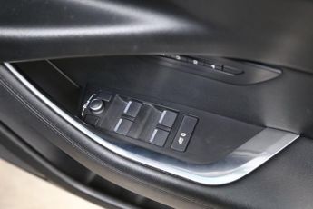 JAGUAR XE 2.0 D180 SE Saloon 4dr Diesel Auto Euro 6 (s/s) (180 ps)