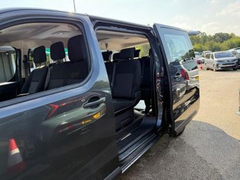 VAUXHALL Vivaro Life Electric 75kWh Combi XL MPV 5dr Electric Auto LWB (9 Seat, 7.4kW Charger)