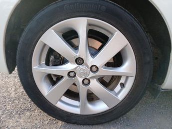TOYOTA YARIS 1.5 VVT-h T Spirit Hatchback 5dr Petrol Hybrid CVT Euro 5 (101 p