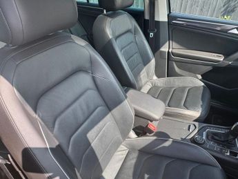 VOLKSWAGEN TIGUAN 2.0 TDI SEL SUV 5dr Diesel DSG 4Motion Euro 6 (s/s) 