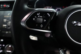 JAGUAR F-PACE 2.0 D200 MHEV R-Dynamic SE Black Auto AWD Euro 6 (s/s) (204 ps)