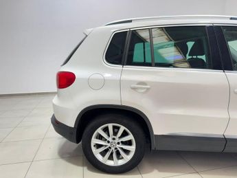 VOLKSWAGEN TIGUAN 2.0 TDI BlueMotion Tech SE SUV 5dr Diesel DSG 4WD Euro 5 (s/s) (