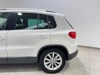 VOLKSWAGEN TIGUAN 2.0 TDI BlueMotion Tech SE SUV 5dr Diesel DSG 4WD Euro 5 (s/s) (