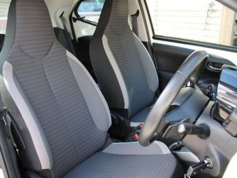TOYOTA AYGO 1.0 VVT-i x-play AUTO 5 Dr