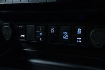 TOYOTA HI-LUX 2.8 D-4D Invincible X Pickup Double Cab 4dr Diesel Auto 4WD Euro