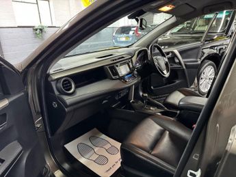 TOYOTA RAV4 2.2 D-CAT Invincible SUV 5dr Diesel Auto 4WD Euro 5 (150 ps)