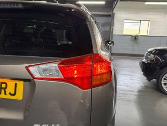 TOYOTA RAV4 2.2 D-CAT Invincible SUV 5dr Diesel Auto 4WD Euro 5 (150 ps)