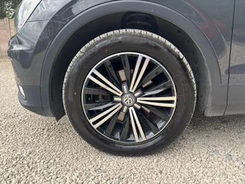 VOLKSWAGEN TIGUAN 2.0 TDI SE Navigation SUV 5dr Diesel DSG 4Motion Euro 6 (s/s) 