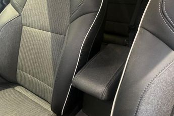 RENAULT CLIO 1.6 E-TECH Techno Hatchback 5dr Petrol Hybrid Auto Euro 6 (s/s) 