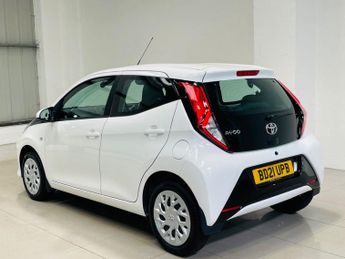 TOYOTA AYGO 1.0 VVT-i x-play Hatchback 5dr Petrol x-shift Euro 6 (Safety Sen