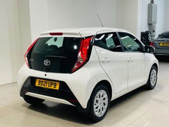 TOYOTA AYGO 1.0 VVT-i x-play Hatchback 5dr Petrol x-shift Euro 6 (Safety Sen