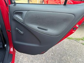 TOYOTA YARIS 1.3 VVT-i 16v CDX Hatchback 5dr Petrol Automatic (160 g/km, 85 b