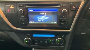 TOYOTA AURIS 1.8 VVT-h Icon Hatchback 5dr Petrol Hybrid CVT Euro 5 (s/s) (136