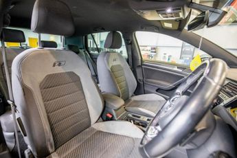 VOLKSWAGEN GOLF 2.0 TDI R-Line Hatchback 5dr Diesel DSG Euro 6 (s/s) (150 ps)