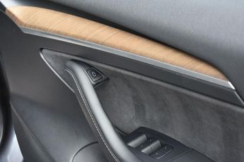 TESLA Model 3 Standard Range Plus Saloon 4dr Electric Auto RWD (241 bhp)