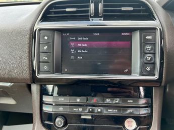 JAGUAR F-PACE 2.0 D180 Prestige SUV 5dr Diesel Auto AWD Euro 6 (s/s) (180 ps)