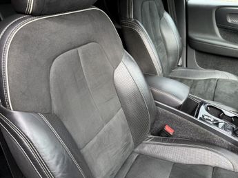 VOLVO XC40 2.0 D3 R-Design SUV 5dr Diesel Auto AWD Euro 6 (s/s) (150 ps)