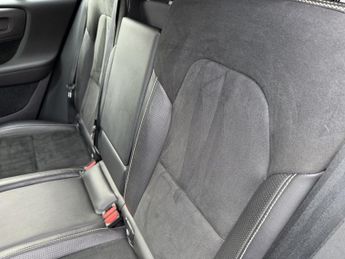 VOLVO XC40 2.0 D3 R-Design SUV 5dr Diesel Auto AWD Euro 6 (s/s) (150 ps)